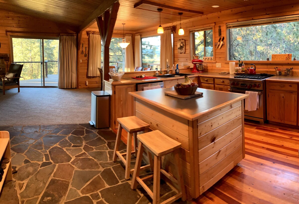 Hideaway Ranch: Clifty View Cabin + Hot Tub