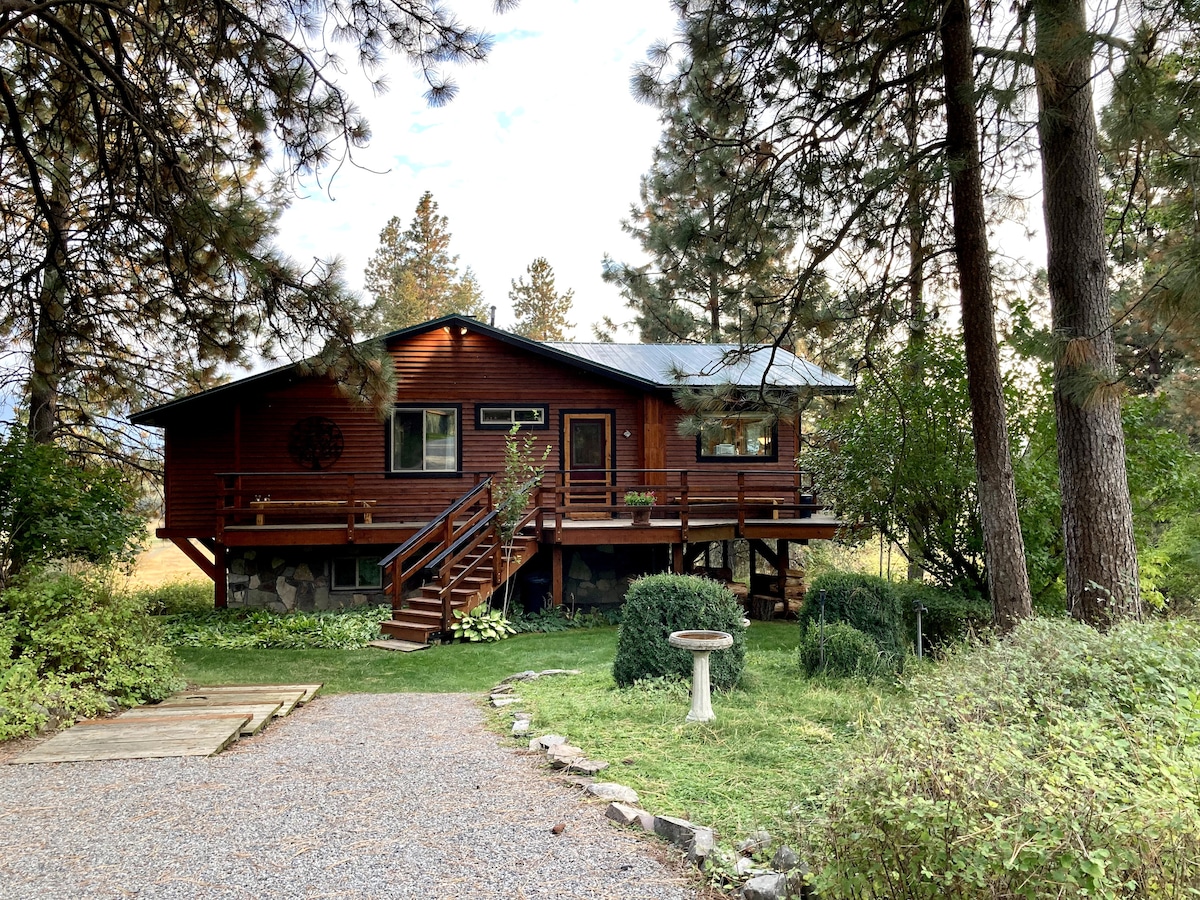 Hideaway Ranch: Clifty View Cabin + Hot Tub