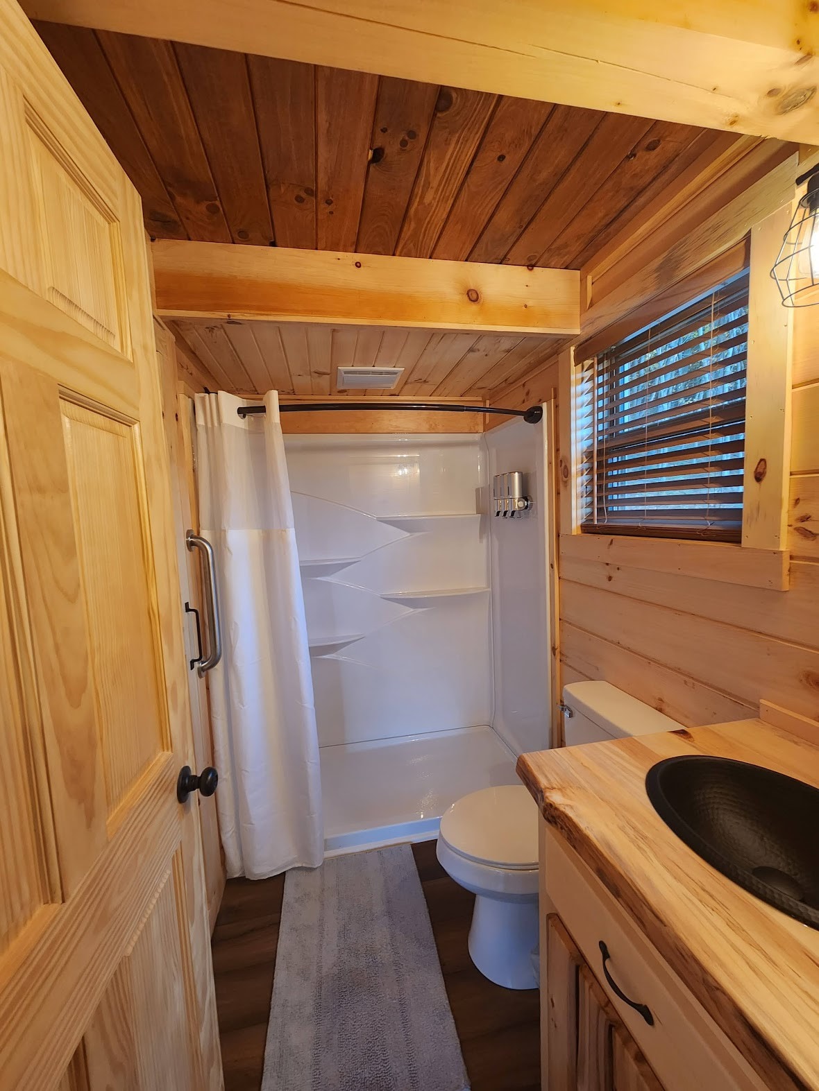 Yellowstone: 8 Person Mini Lodge with Hot Tub