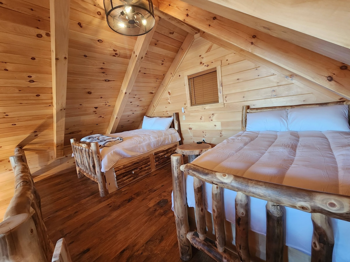 Yellowstone: 8 Person Mini Lodge with Hot Tub