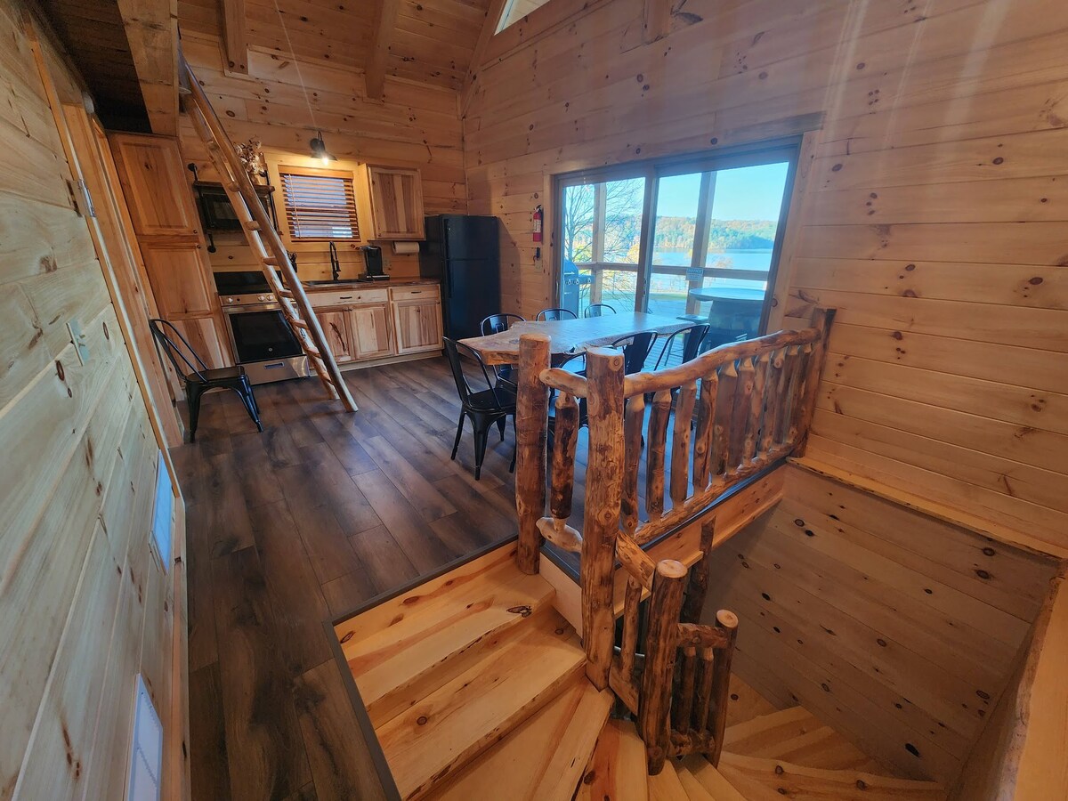 Yellowstone: 8 Person Mini Lodge with Hot Tub