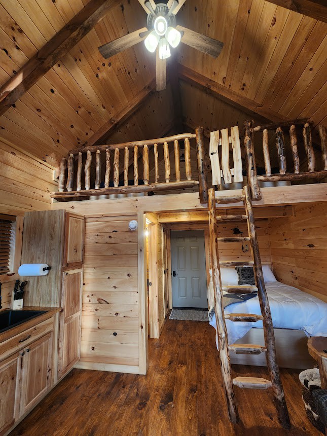 Yosemite: 4-6 Person Midsize Luxury Cabin