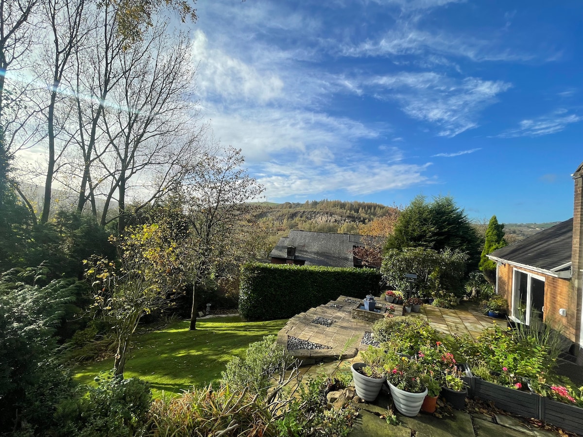 THE VIEW
Luxury garden apartment in Uppermill