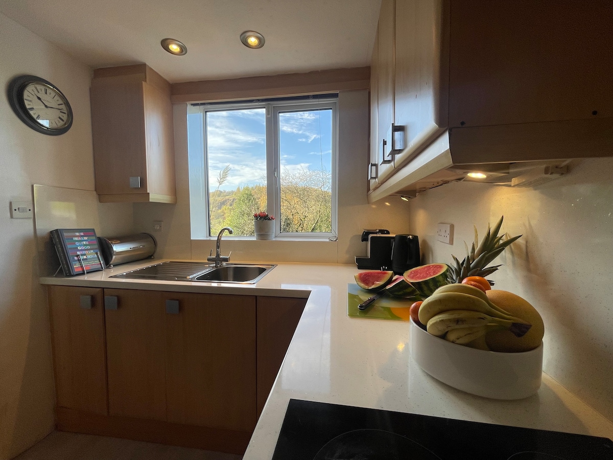 THE VIEW
Luxury garden apartment in Uppermill