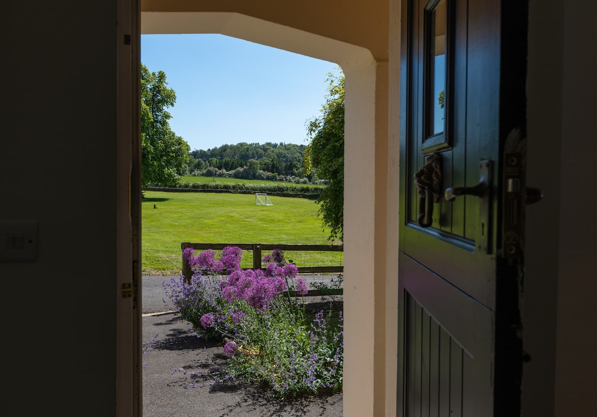 Idyllic 3 Bed Cottage | Hot Tub, Garden & Views