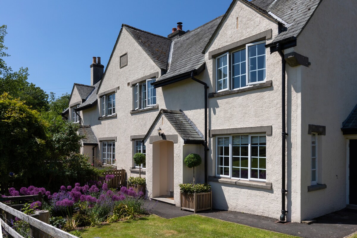 Idyllic 3 Bed Cottage | Hot Tub, Garden & Views