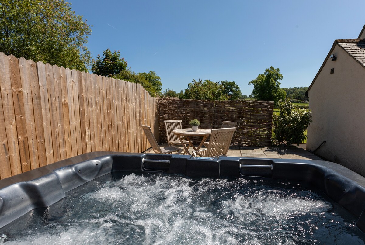 Idyllic 3 Bed Cottage | Hot Tub, Garden & Views