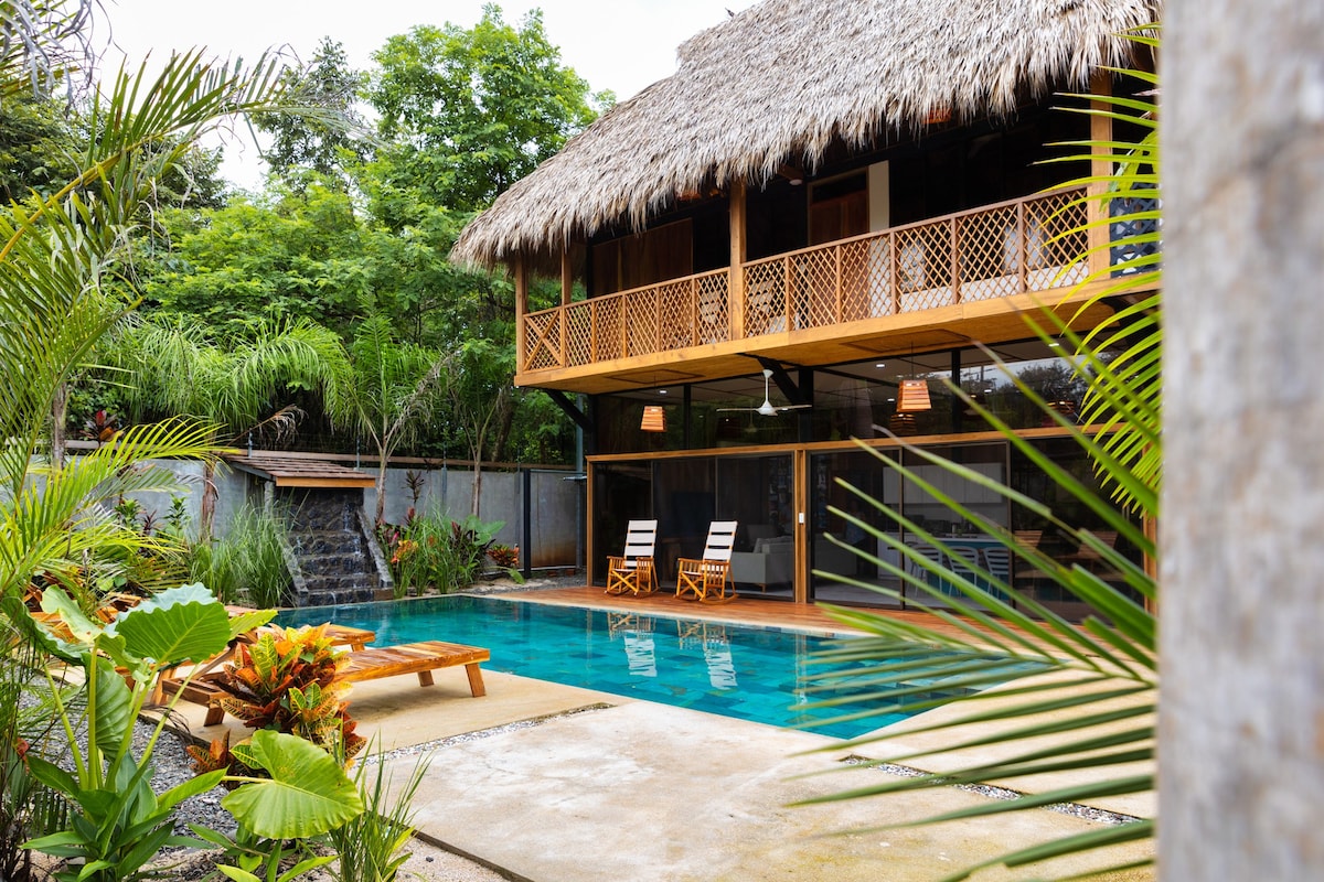 巴厘岛海滨客房，带泳池，位于Playa Avellanas