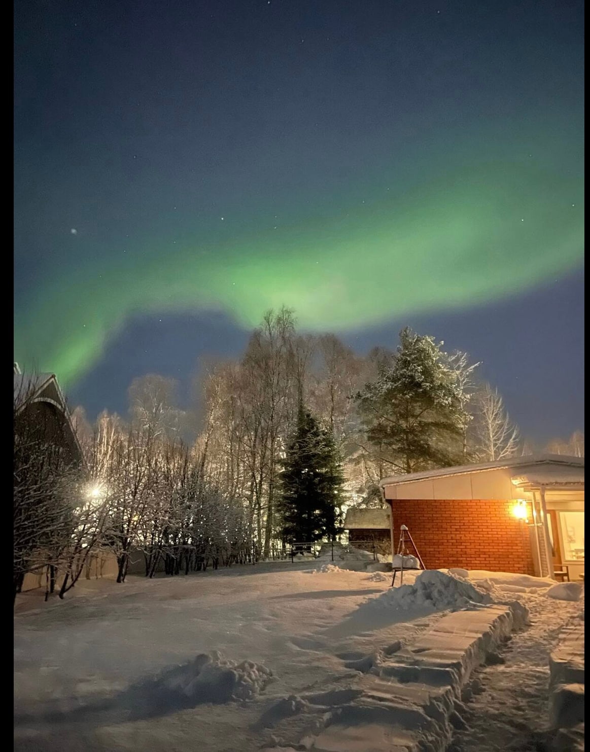 Perinteinen suomalainen omakotitalo joen rannassa.