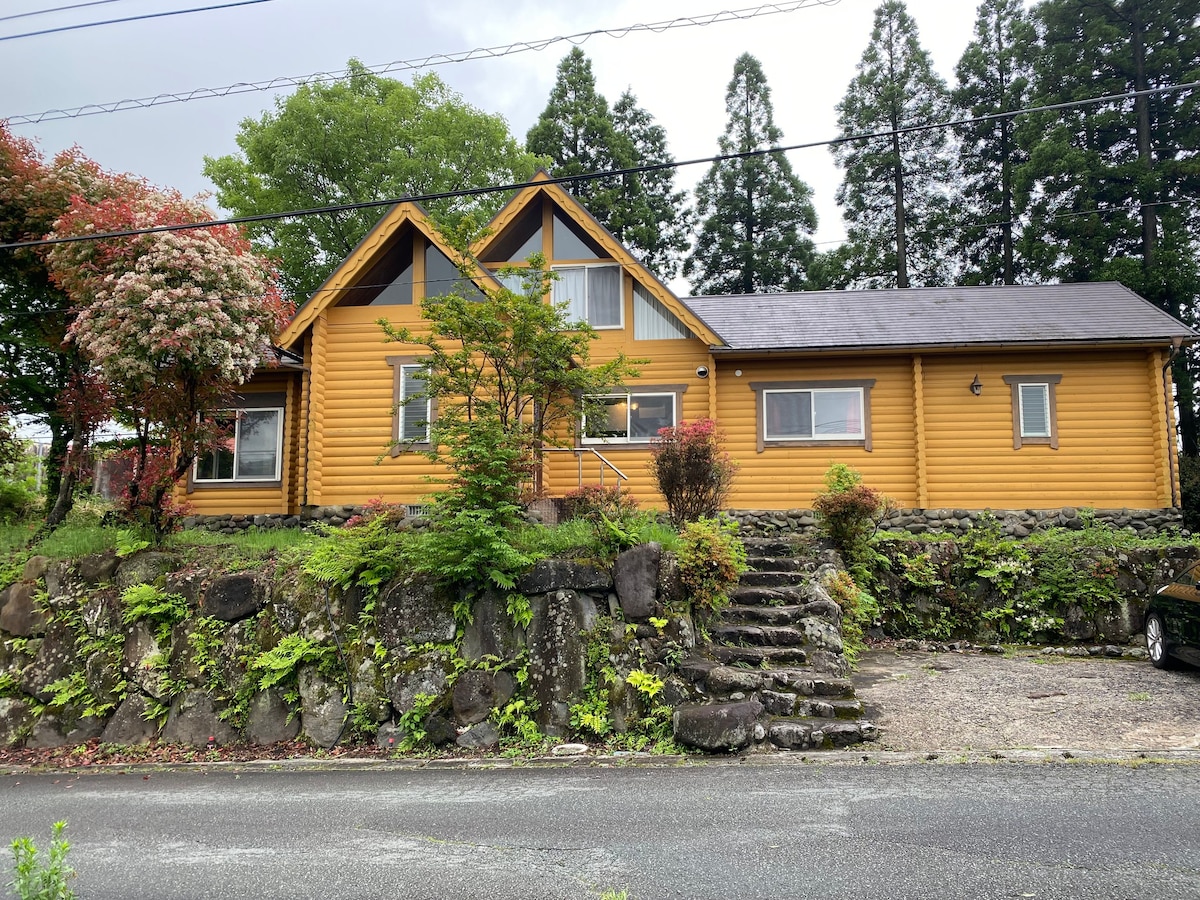 Aso Kurokawa温泉出租别墅。在黄色外观的旅馆中放松身心。