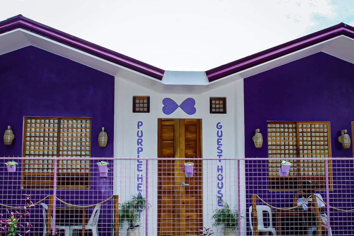 位于Panagsama市中心的紫心客房