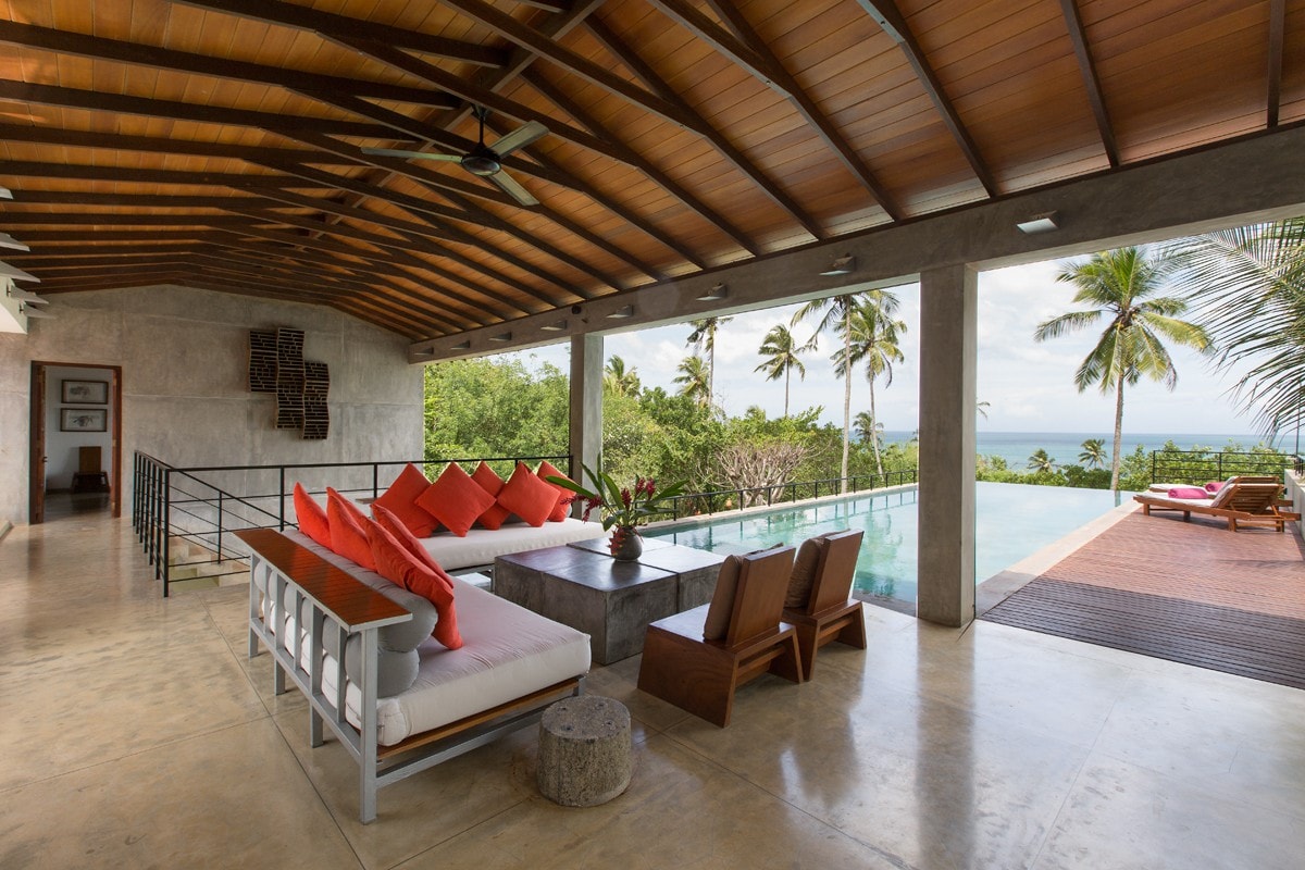 Cheerful 4 bedroom villa with pool and sea access