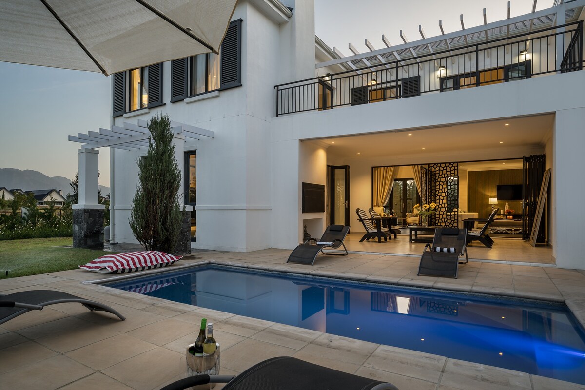 Stunning 4 - bedroom Villa in luxury Estate