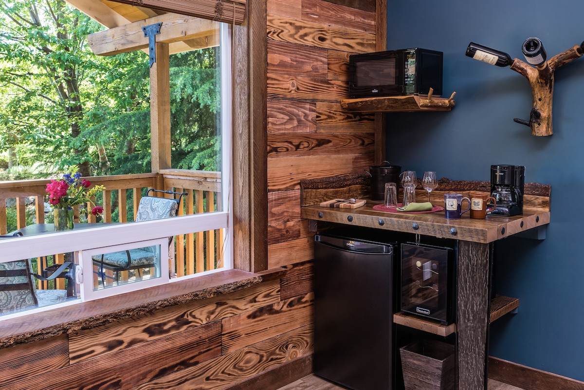 Luxury cabin for romantic getaway near Hood River