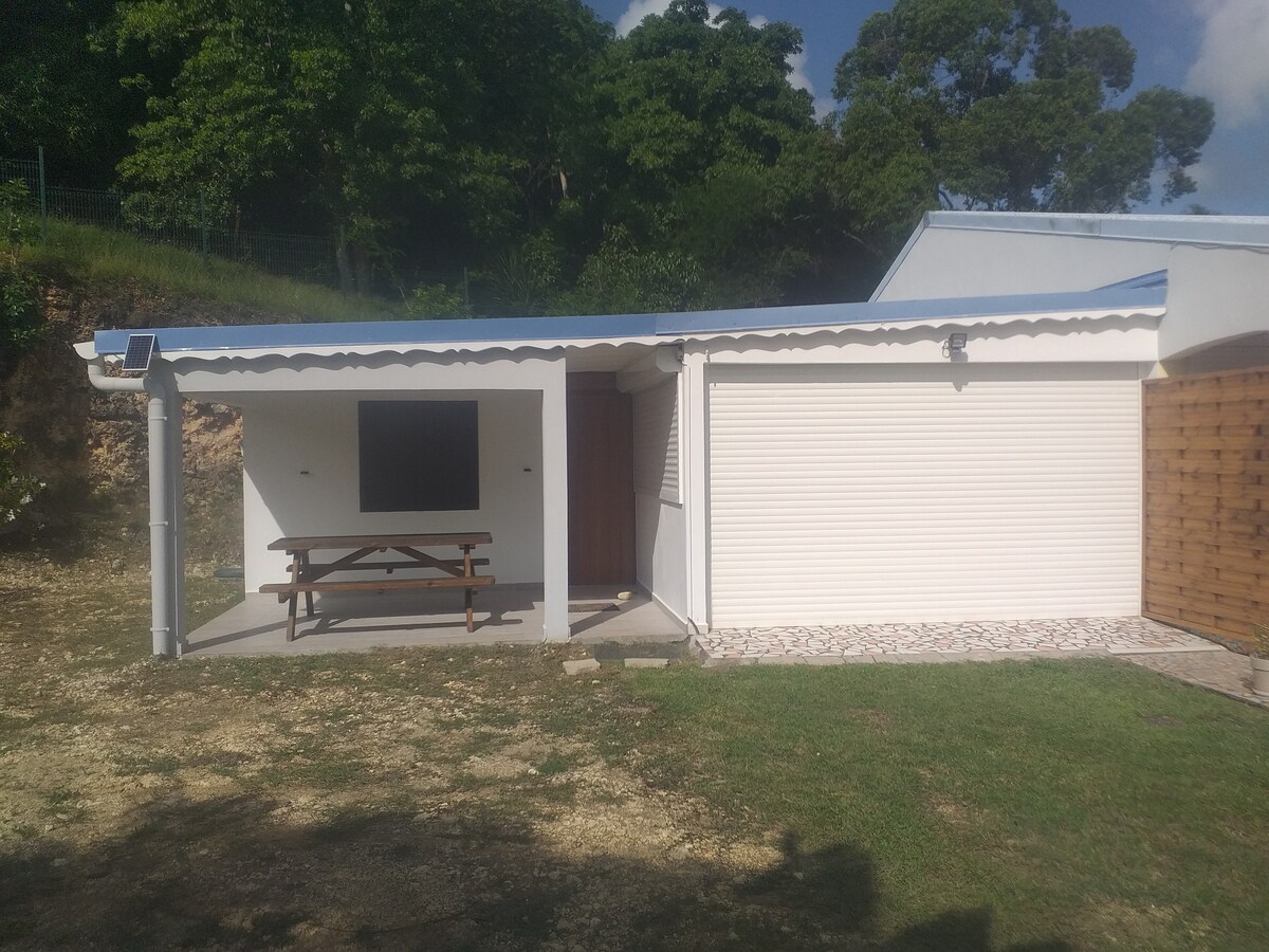 Maison mitoyenne sur terrain clôturé