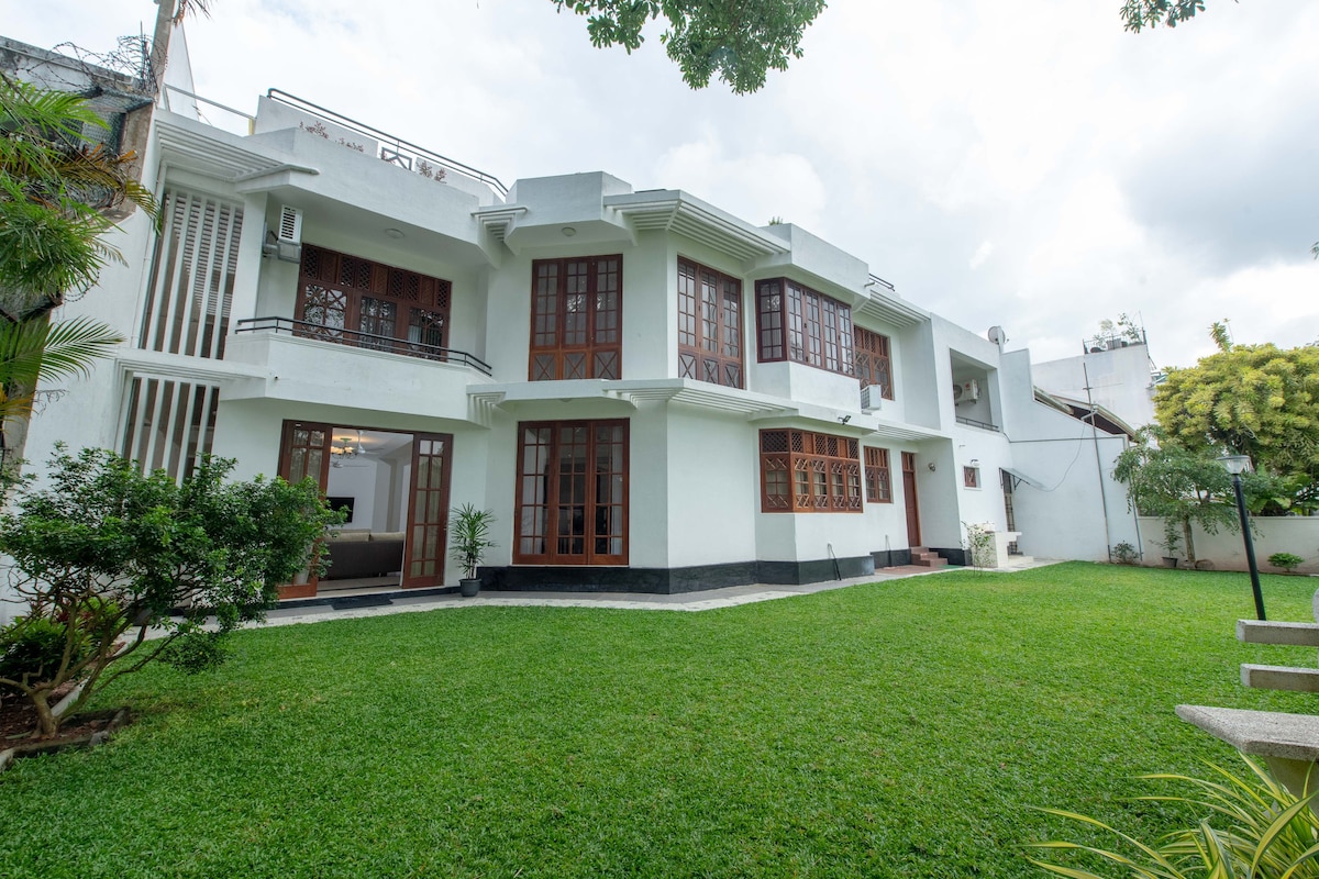 5 bed room villa bordering Golf Links in Colombo 8