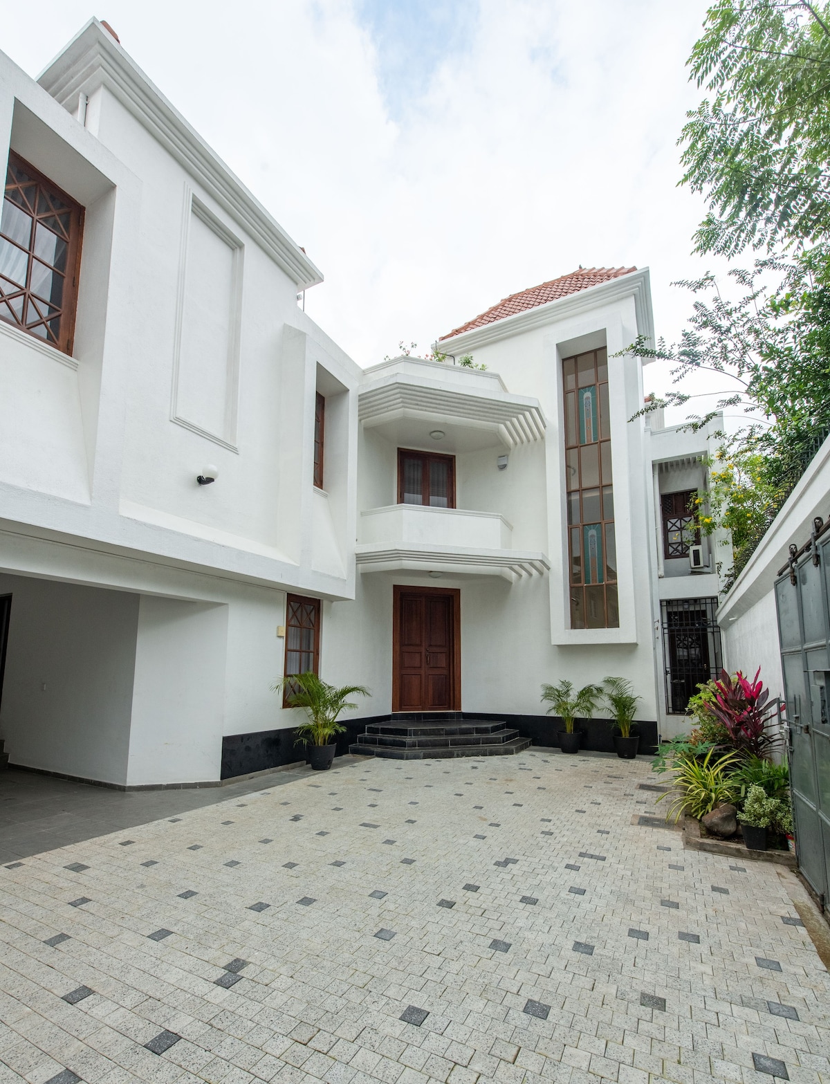 5 bed room villa bordering Golf Links in Colombo 8