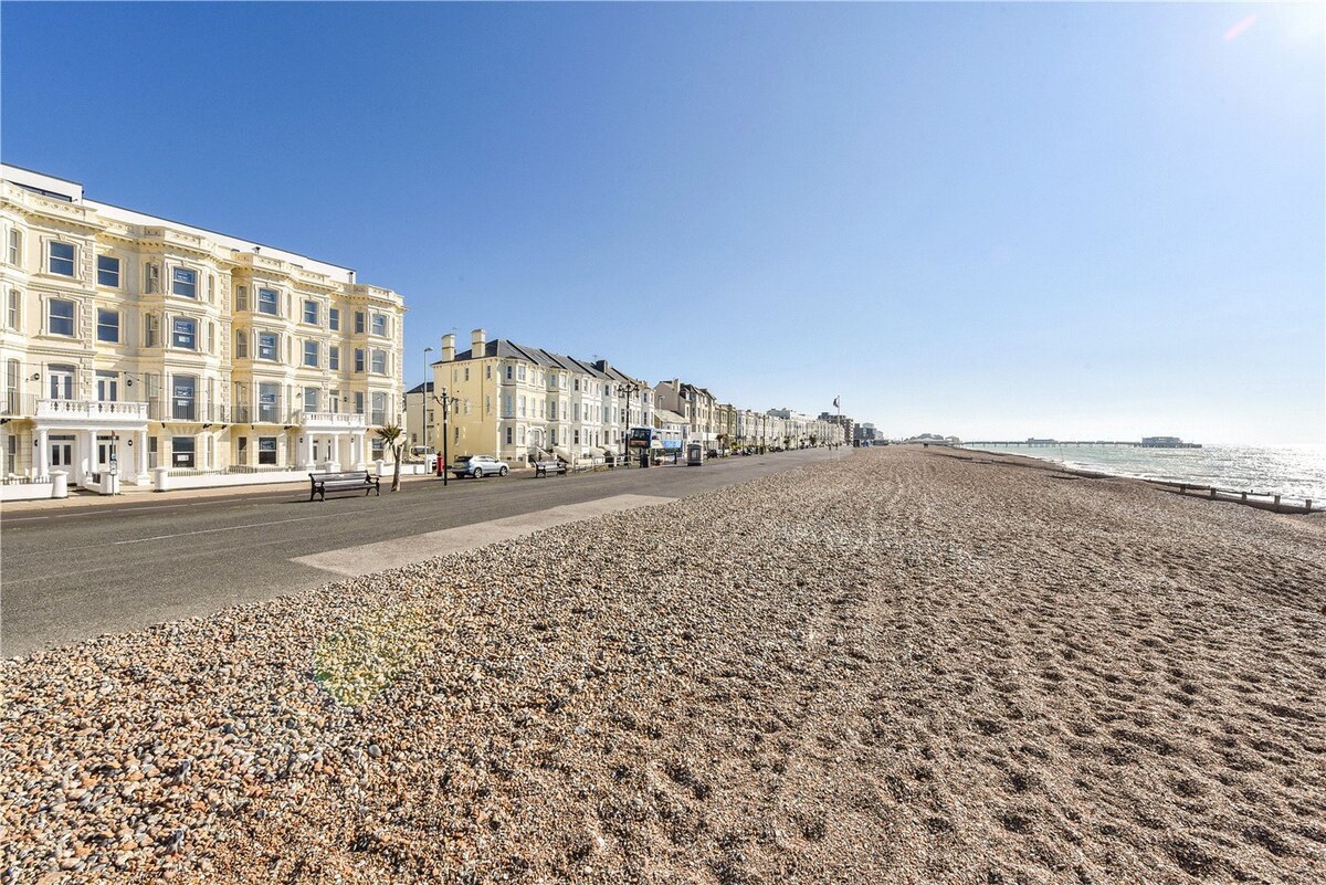 Stylish Seaview Apartment in Worthing's Heart