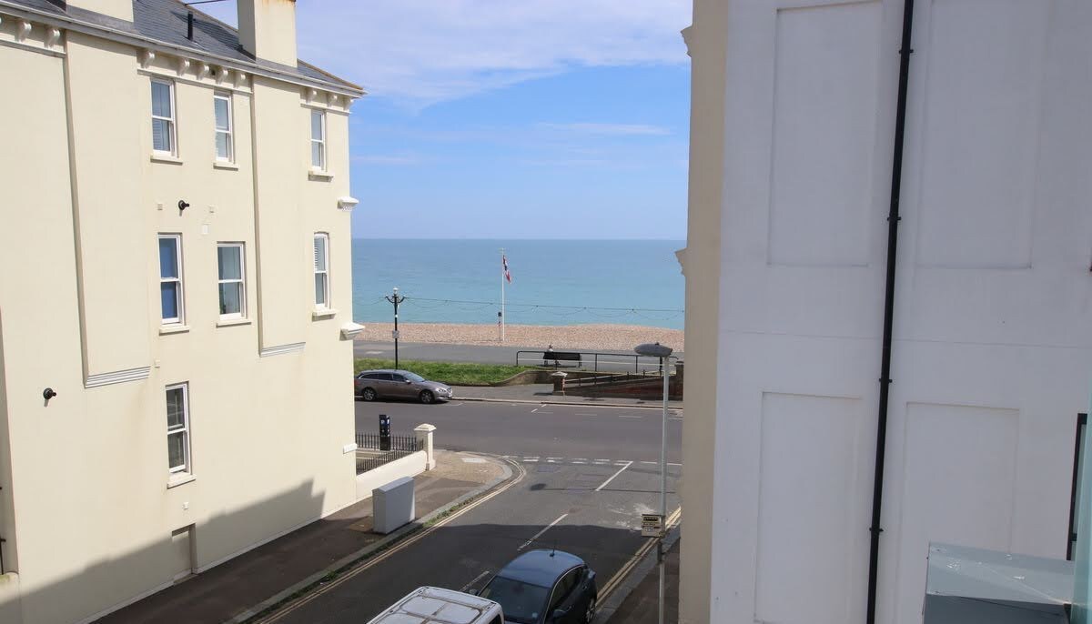 Stylish Seaview Apartment in Worthing's Heart