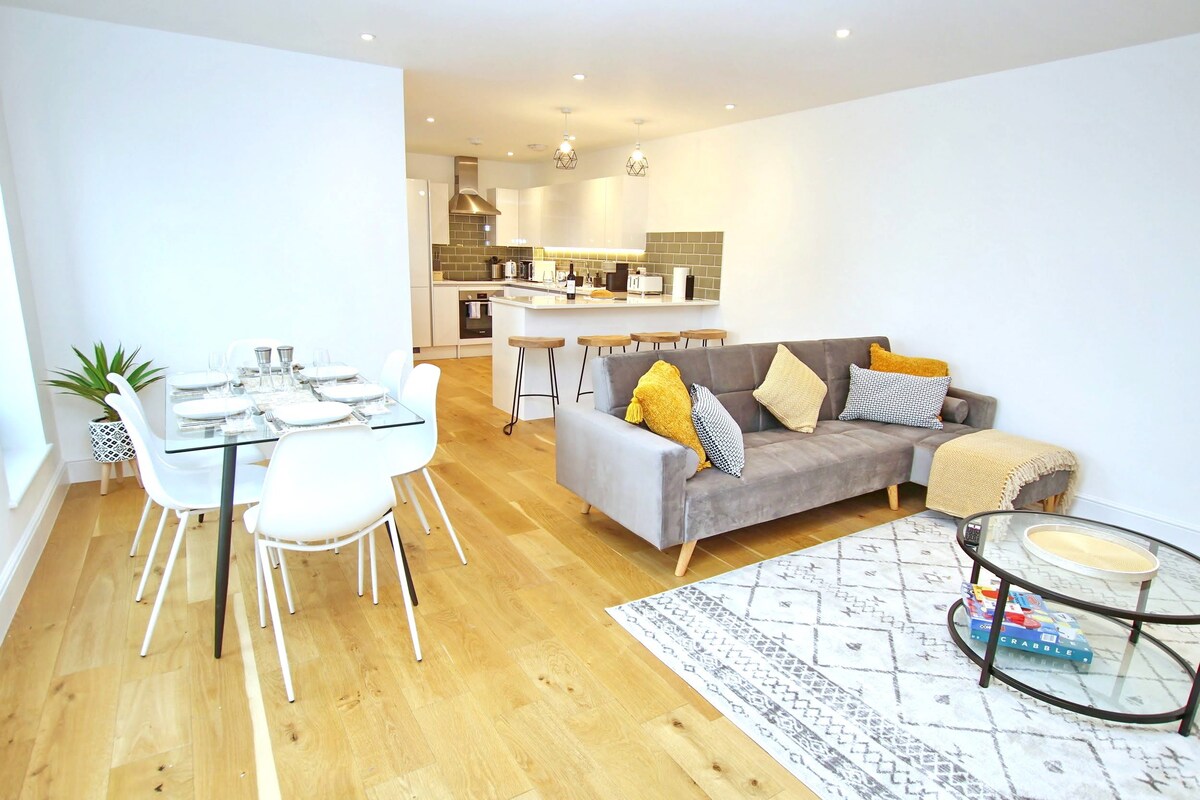 Stylish Seaview Apartment in Worthing's Heart