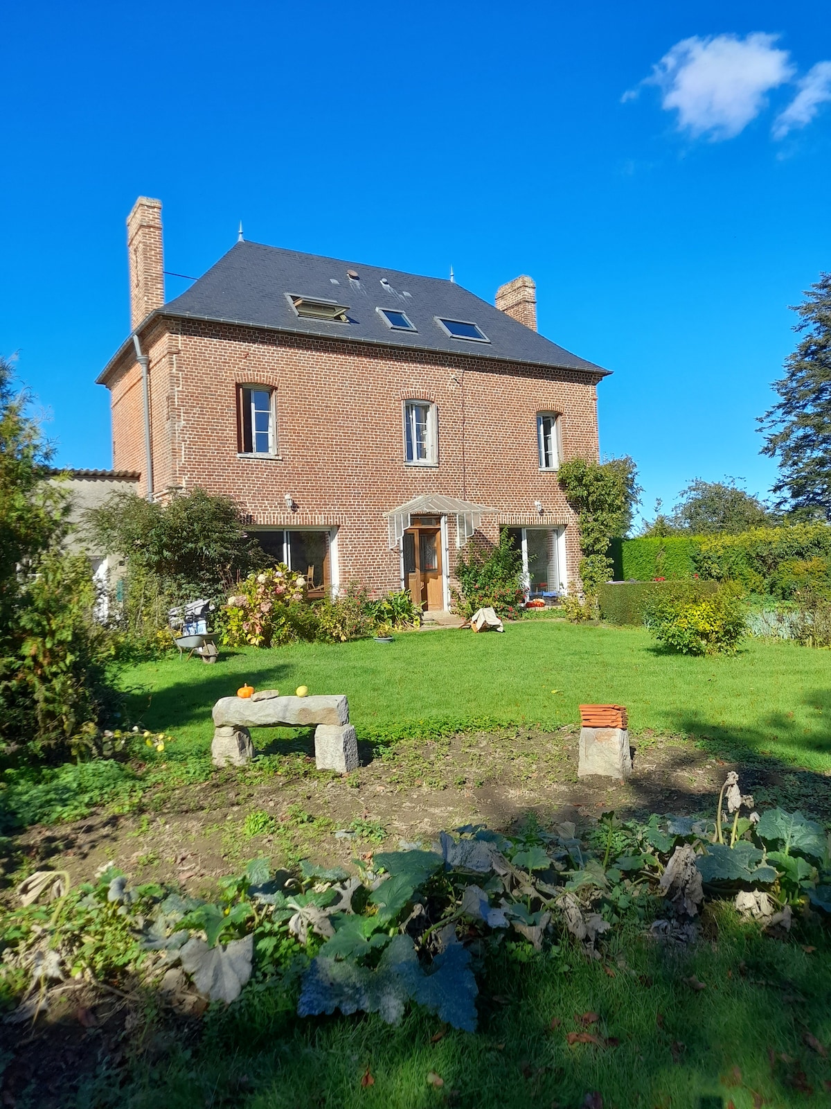 Charmante maison ancienne et son écrin de verdure