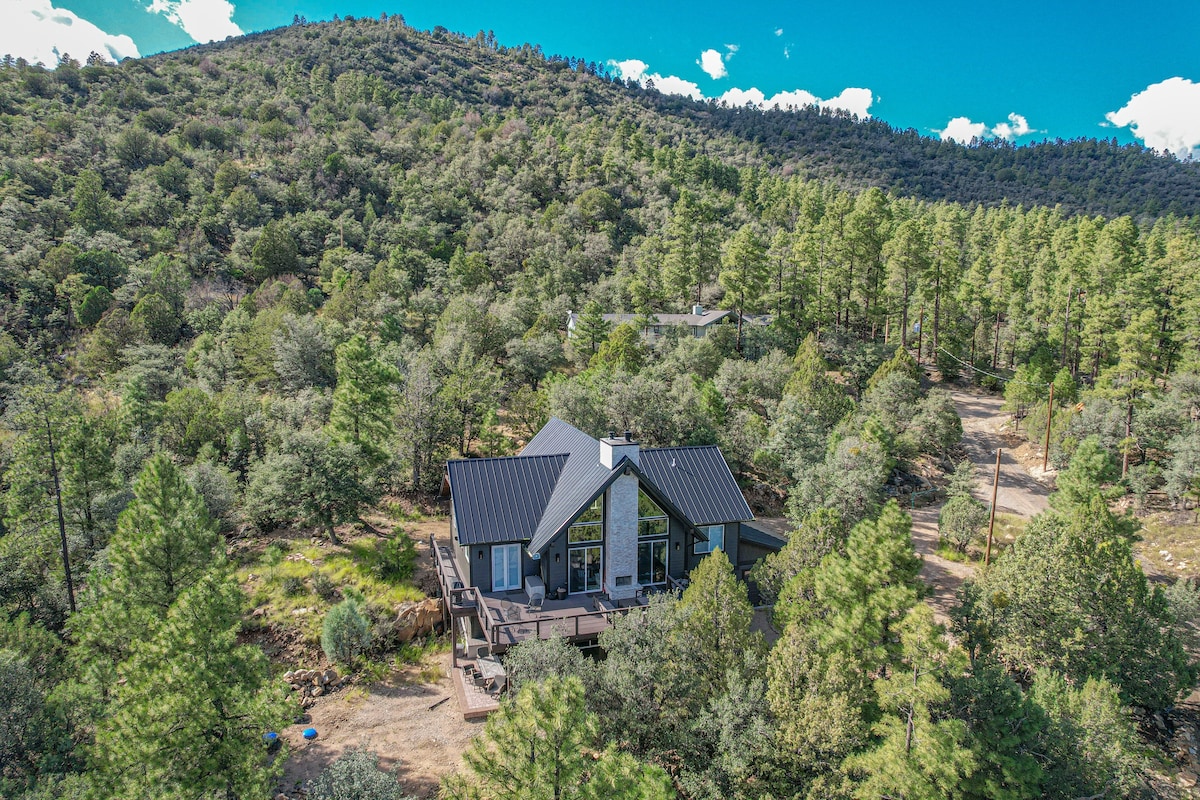 Secluded Mountain Home, Stunning Views & Hot Tub!