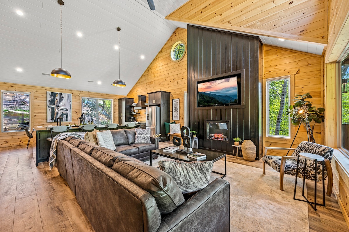 Luxe Contemporary Cabin-indoor pool,hot tub,games