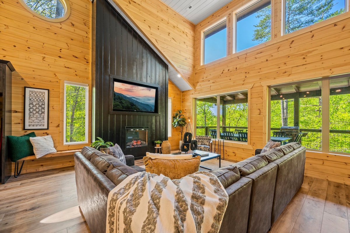 Luxe Contemporary Cabin-indoor pool,hot tub,games