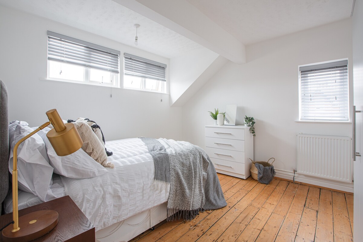 Hove Suite - Close to St Annes Centre - Sleeps 6