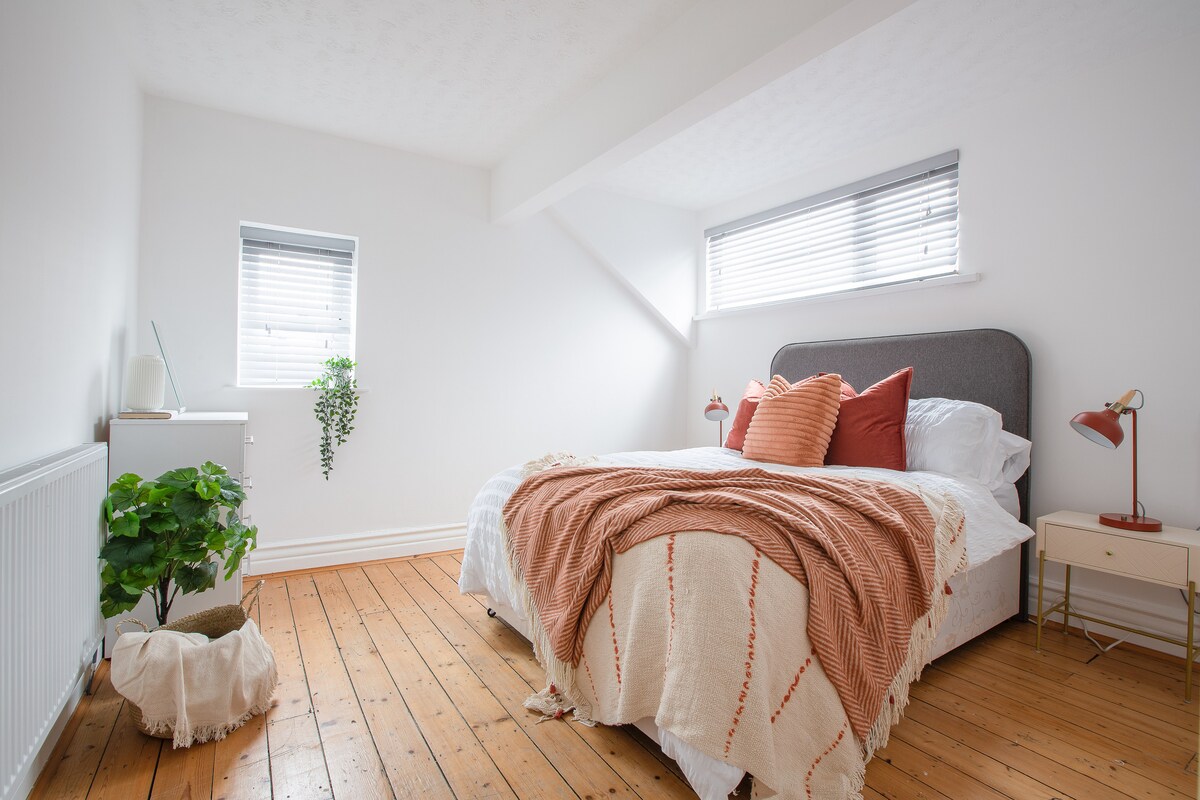 Hove Suite - Close to St Annes Centre - Sleeps 6