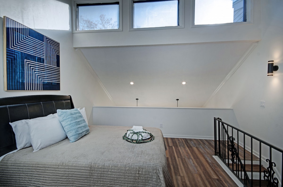 Lavish and Stylish Loft Apartment - Fondren