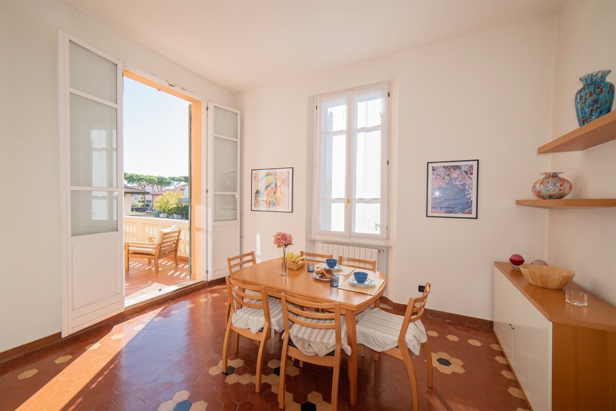 Charming and Historic flat, 200mt from the sea