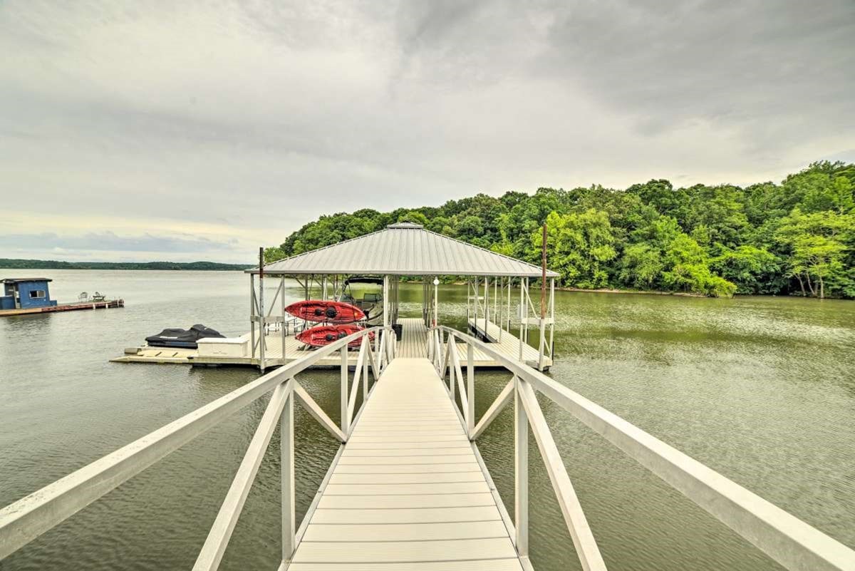 Lakefront, Jet ski, or Boat rentals and a hot tub!