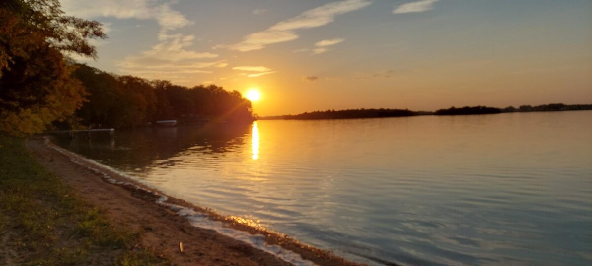 Adorable lake cabin, Sunset, on Long Lake