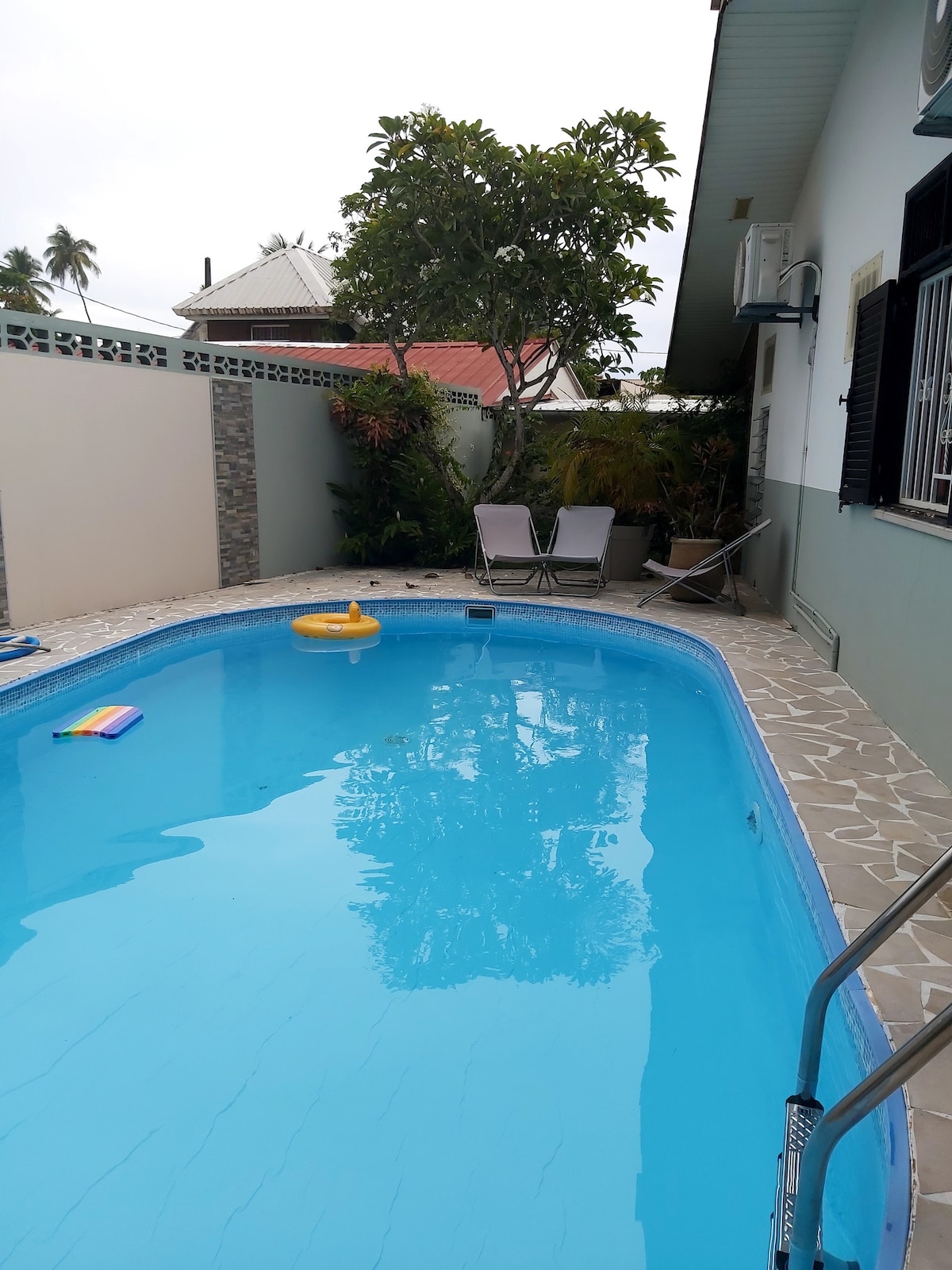 Chambre privée dans maison avec piscine