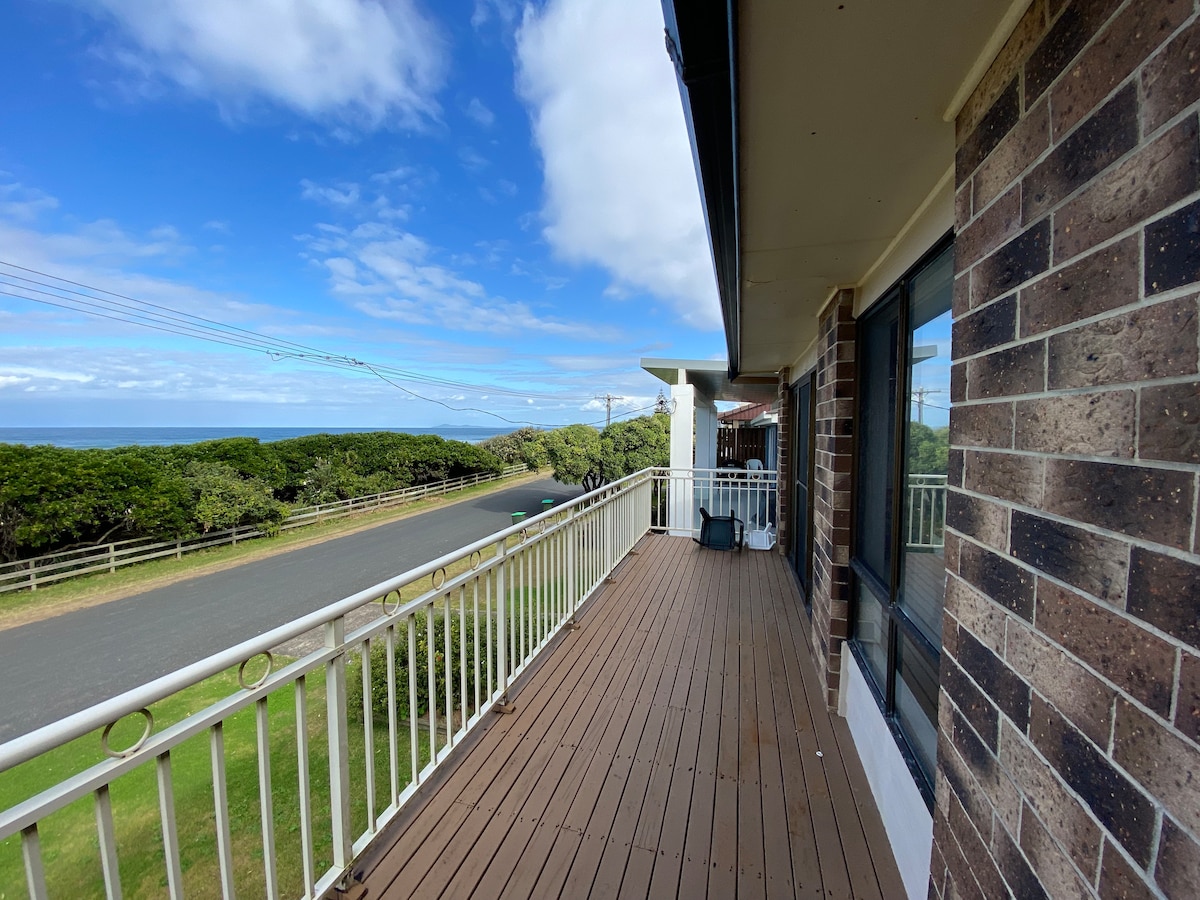 Beachfront entire house, views, beach, aircon.