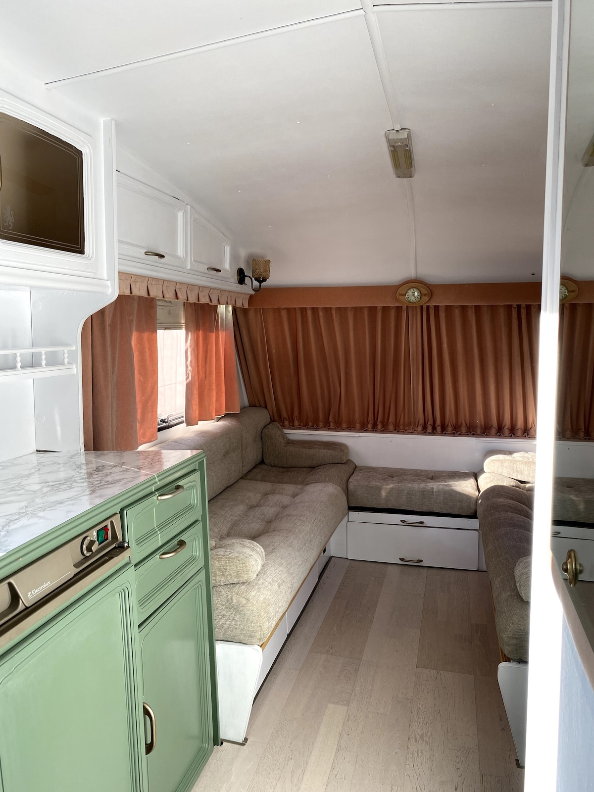 Cozy 1-bedroom fixed caravan
