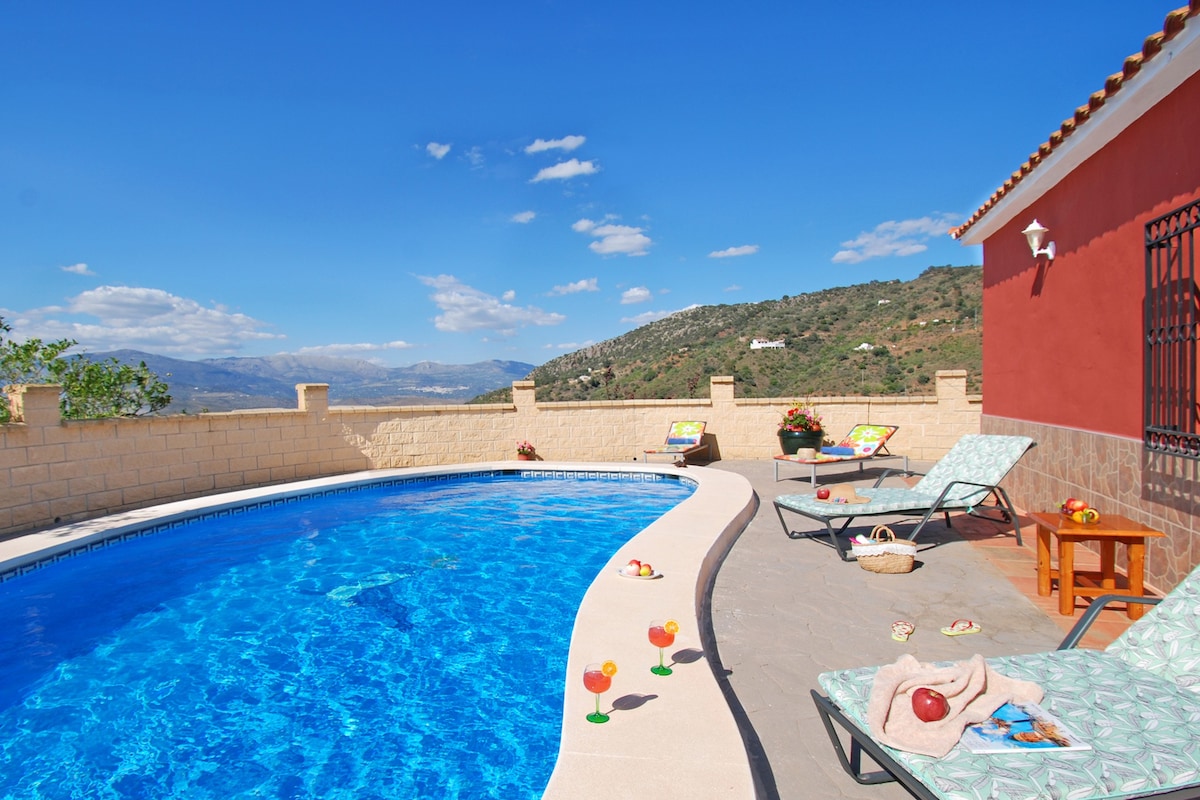 Cosy countryside villa with pool. Mountain views.
