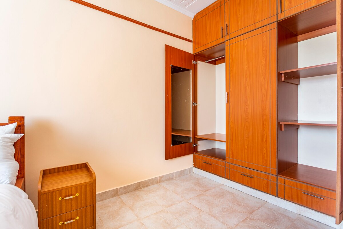 Spacious upstair 2 bedroom apartment with WiFi