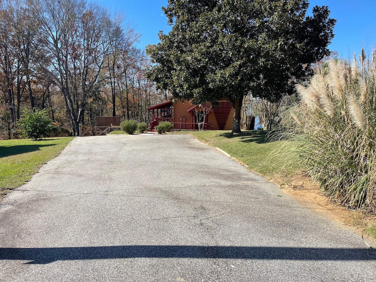 Don Quixote Lakefront log cabin