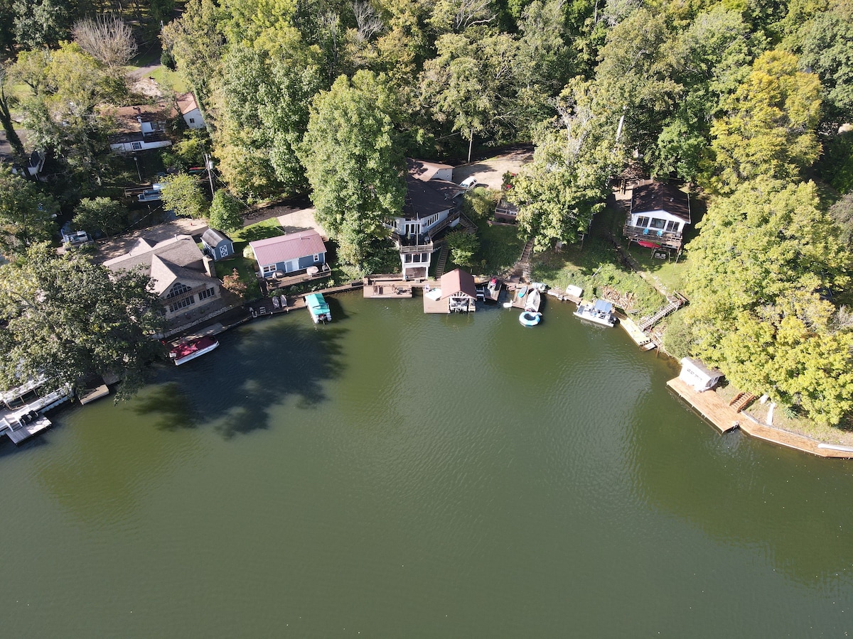 宽敞的小屋，可欣赏全景湖景和热水浴缸！