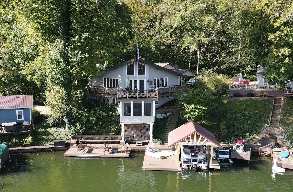 宽敞的小屋，可欣赏全景湖景和热水浴缸！