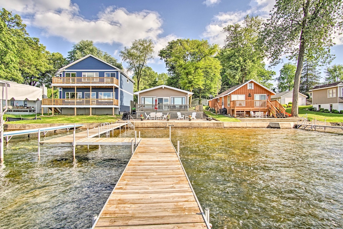 Cheerful lakefront cottage with kayaks & fire pit