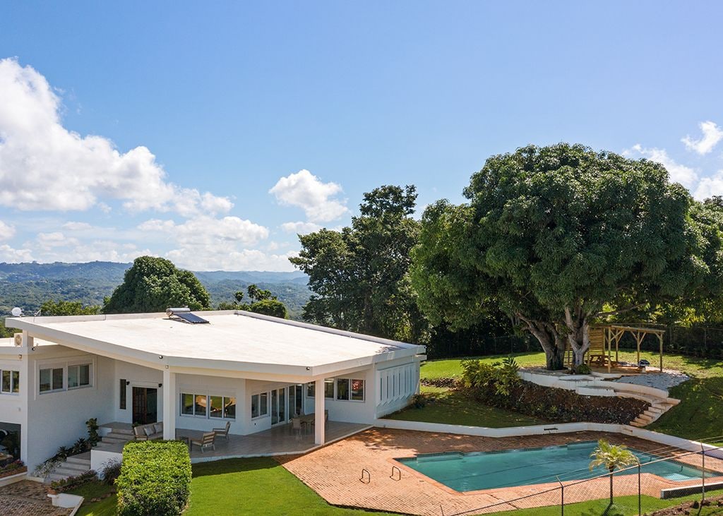 Luxury Villa: A/C + pool + Tennis Court + Sea View