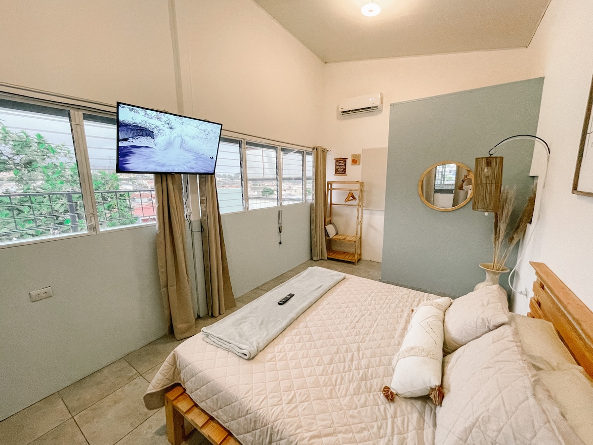 Boho Apartment – King Bed, Pvt Bth & Kitchen w/ AC
