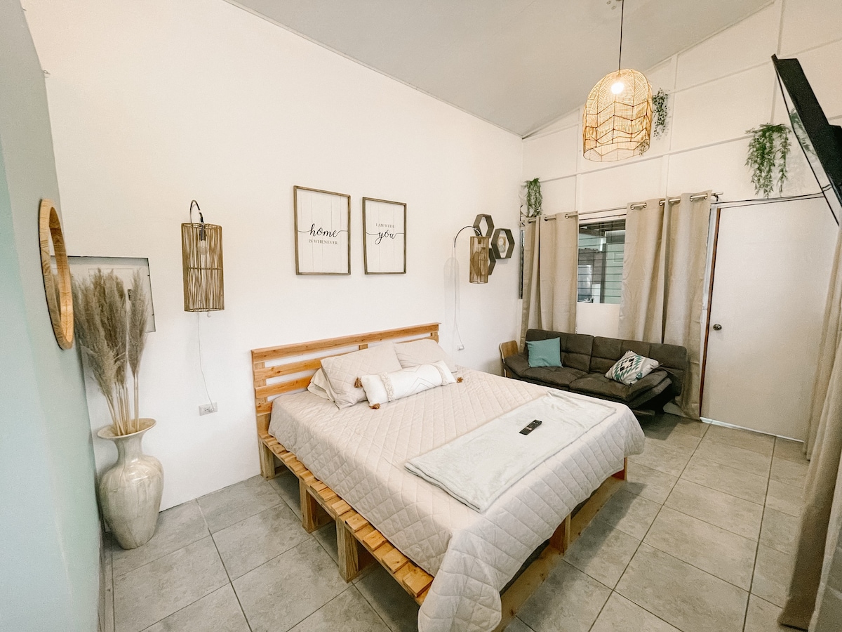 Boho Apartment – King Bed, Pvt Bth & Kitchen w/ AC