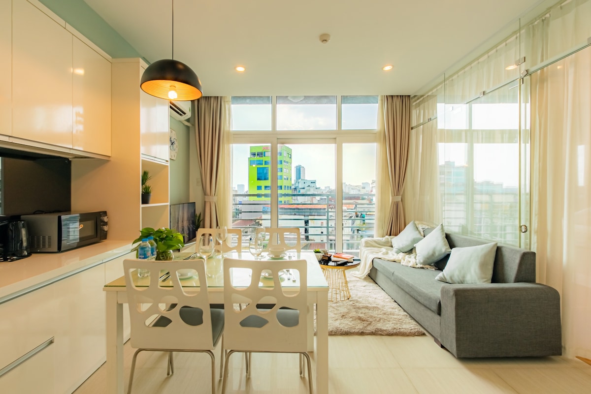 1卧室舒适的单间公寓、阳台、滨城市场、健身房和游泳池