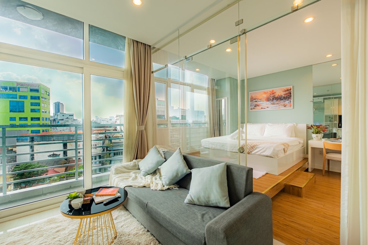 1卧室舒适的单间公寓、阳台、滨城市场、健身房和游泳池