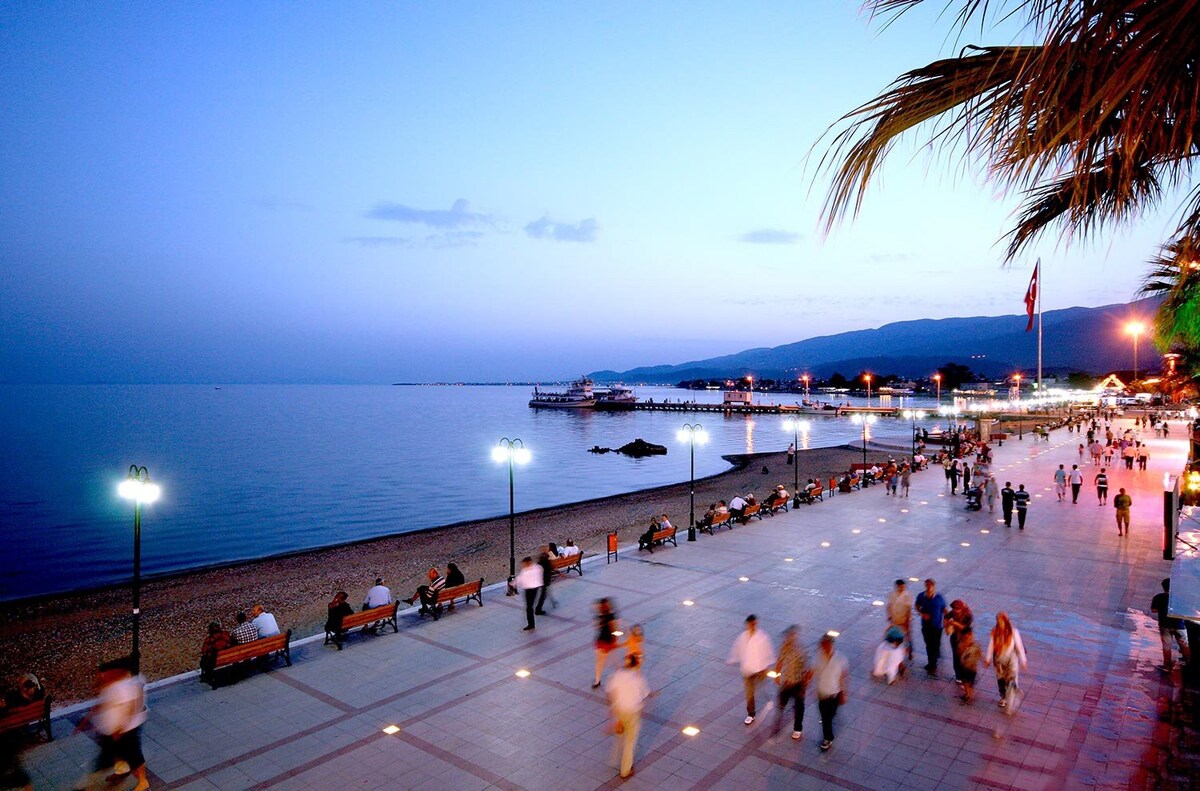 By the sea, a wonderful apartment, a large balcony