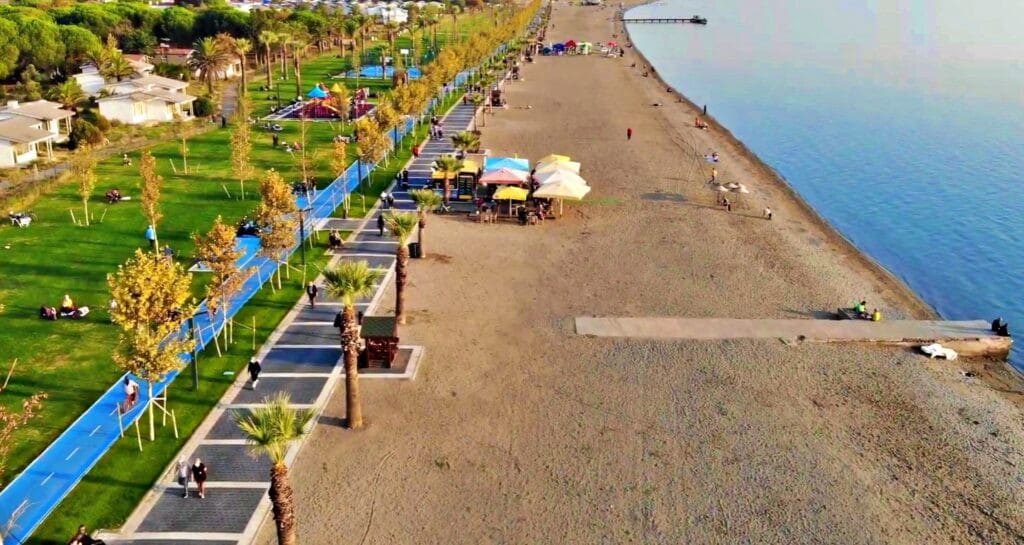 By the sea, a wonderful apartment, a large balcony